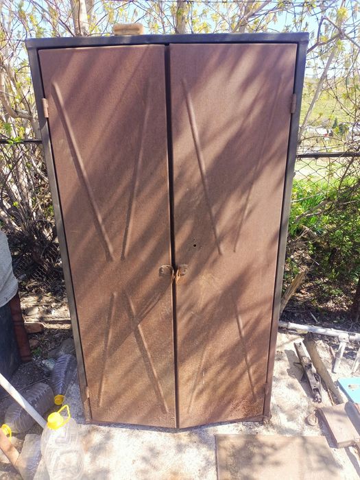 Продам железный шкаф