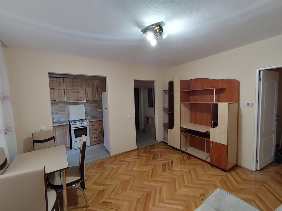 Apartament cu trei camere de închiriat