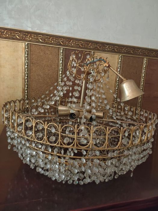 Люстра для зала и спальни