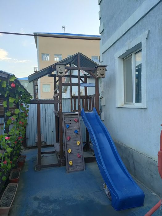 Детский игровой домик с горкам