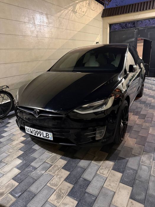 Tesla model X . Amerikadan kegan. 2017-yil. 13000. Km yurgan.