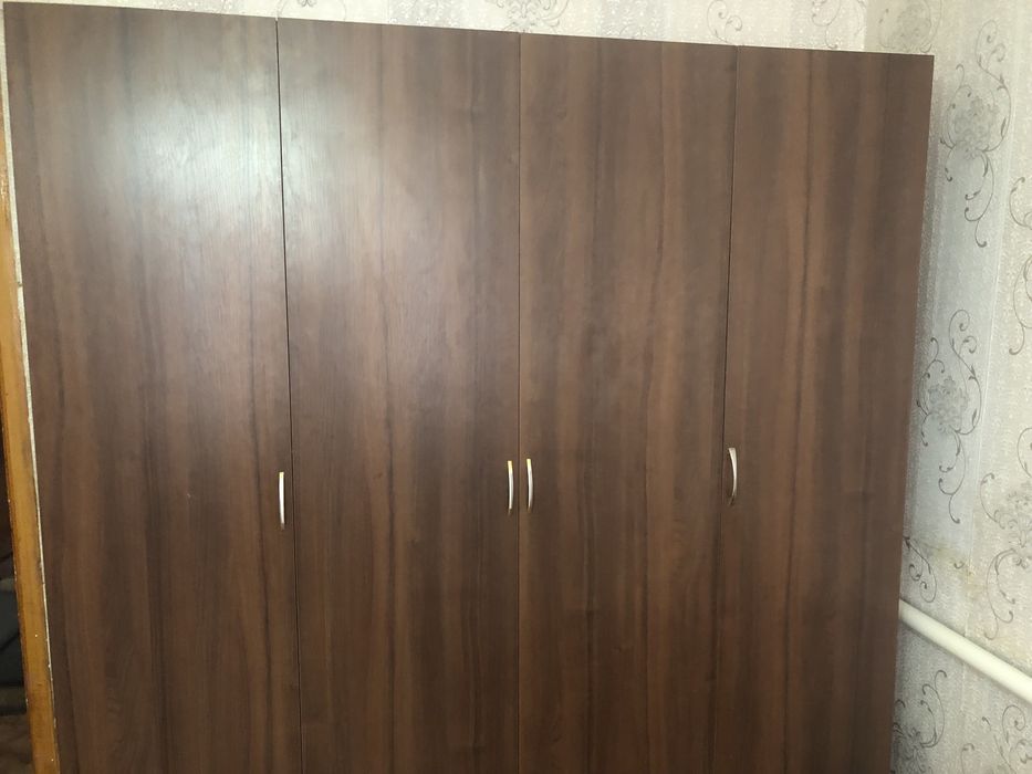 Продам вместительный 4-х створчатый шкаф для одежды