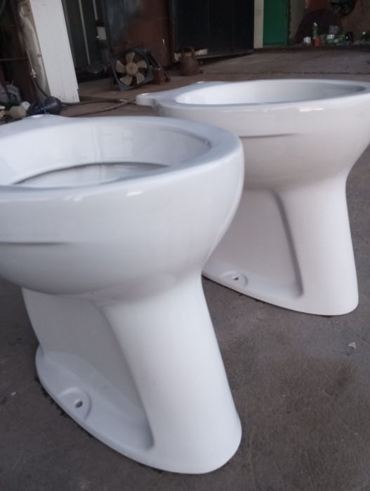 Продам два керамических садовых унитаза.