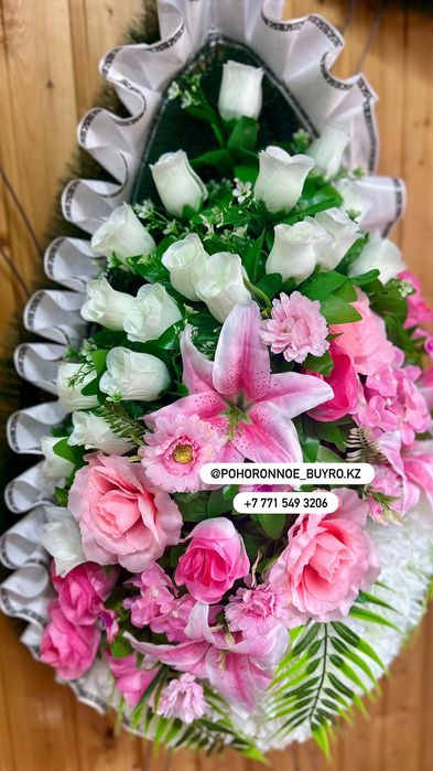 Гробы, кресты, венки, ленты, таблички, муж/жен одежда.