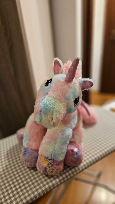 Jucarie plus UNICORN cu lumini si sunete marime medie ca NOUA