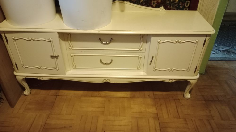 Продам кровать, комод, тумбочки.