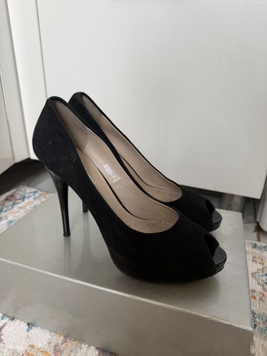 Черные туфли на высоком каблуке