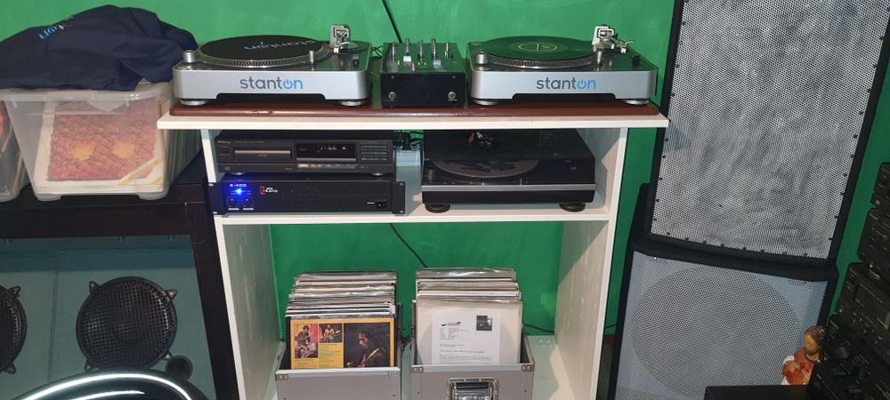 Boxe si basi cu Mixer mackie ca nou de vanzare si boxe platane statie