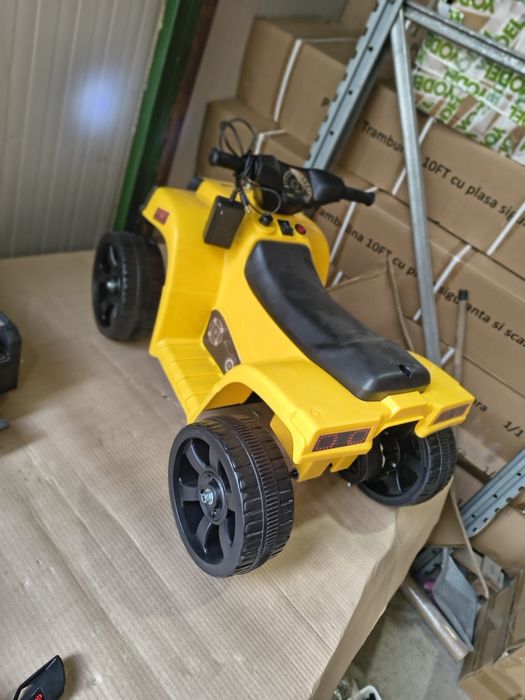 Atv electric pentru copii Nichiduta  6V 30W cu sunete si lumini, roti late si rezistente, suport picioare lat