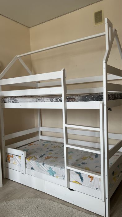 Двухъярусная кровать б/у с одним матрасом