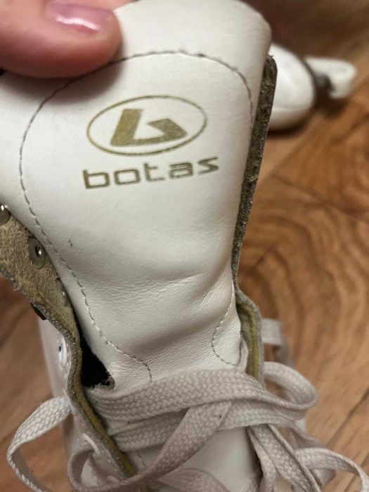 Продаются Коньки фигурные