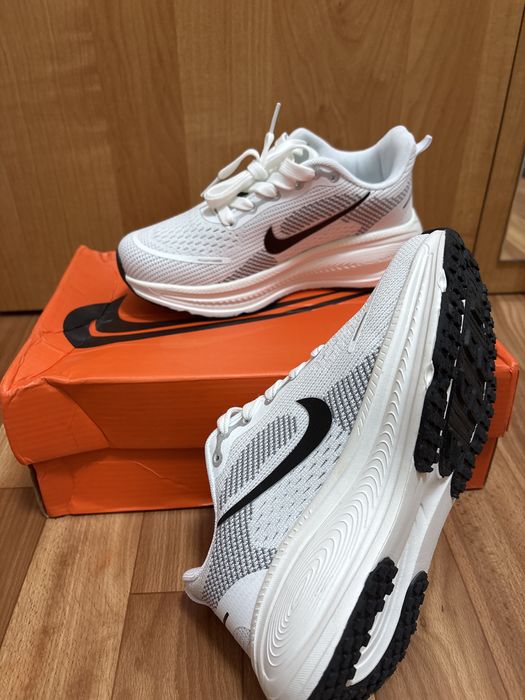 Кроссовки Nike белые спортивные
