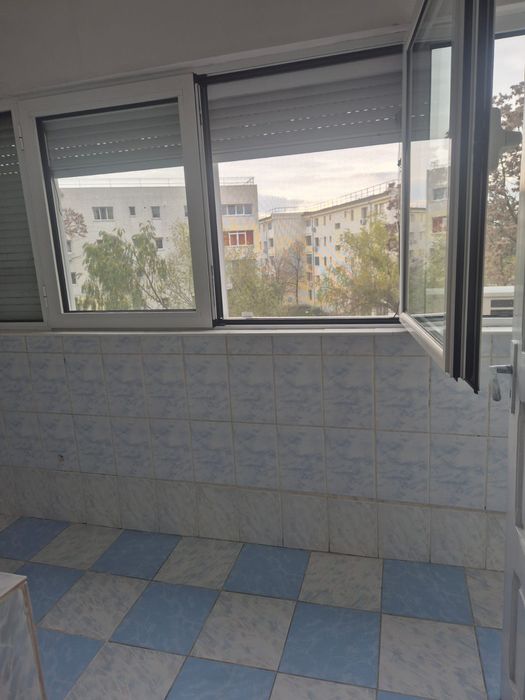 Închiriez apartament 3 camere