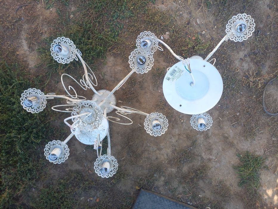 Продам люстры 2 шт с лампочками в хорошем состоянии.