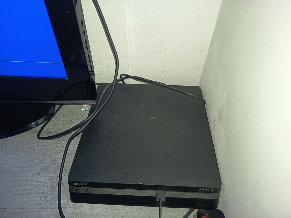PS 4 ,500 GB,8 jocuri ,2 console