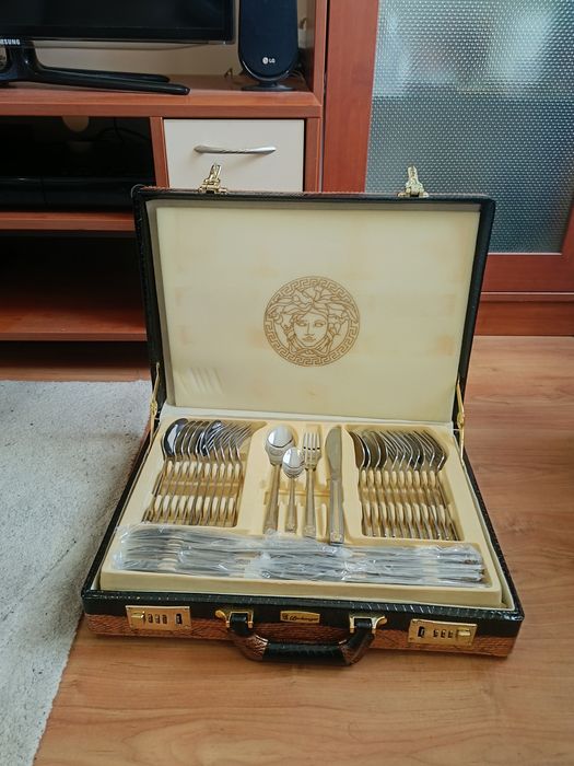 Посудана на Versace чисто нова .