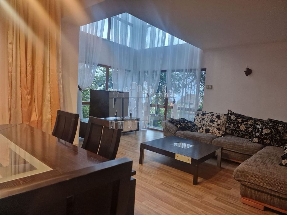 Къща в Варна, област-м-т Манастирски рид площ 465