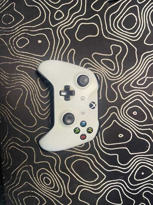 Продавам Xbox One S 1TB в добро състояние. <3