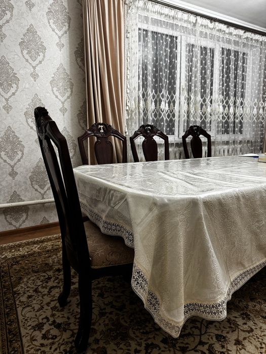 Трех метровый стол и 10 штук стулья , в хорошом состояние