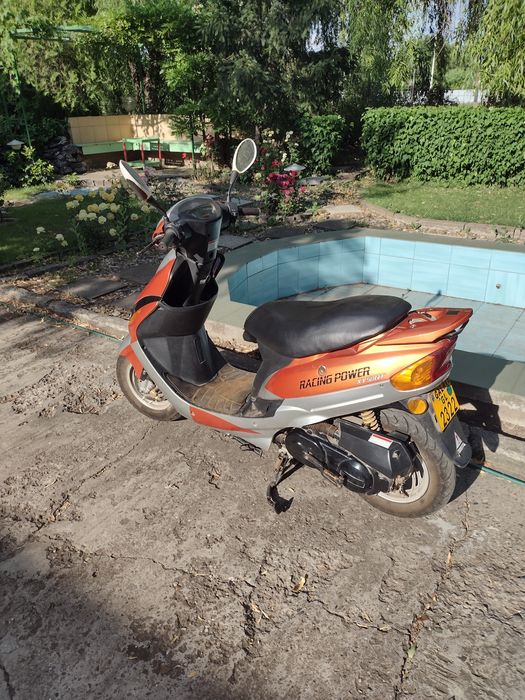 Vând scuter și roți iarnă cu jante aluminiu