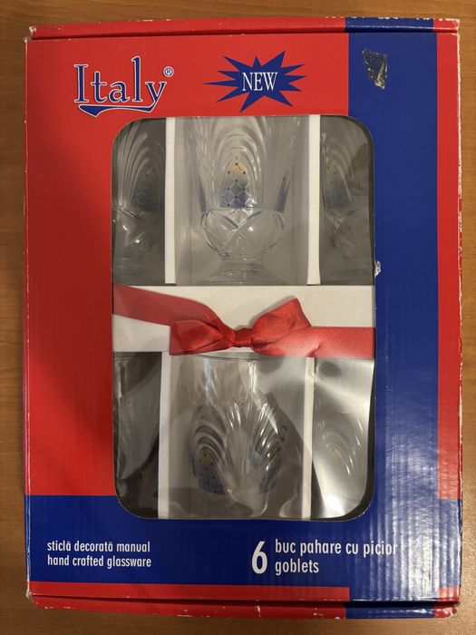 set șase pahare de sticlă cu picior