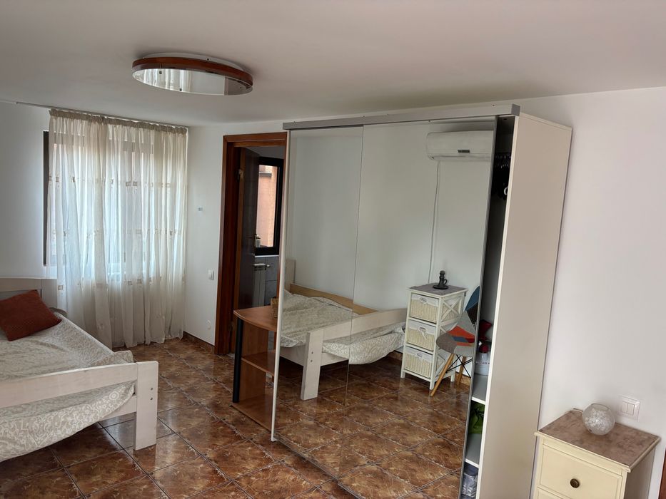 Inchiriere garsoniera zona Decebal la curte