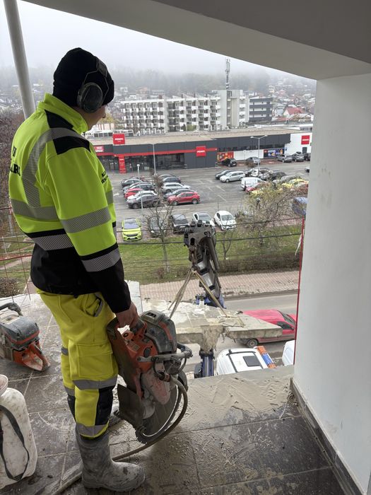 Demolari taiat spart, santuri electrice