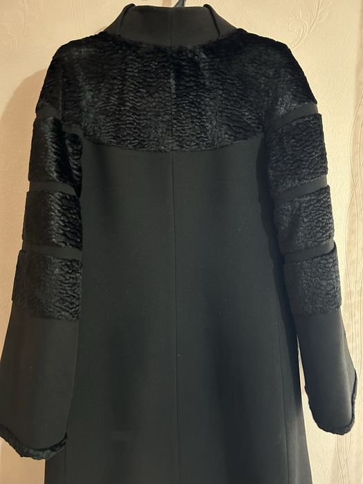 Черное пальто.