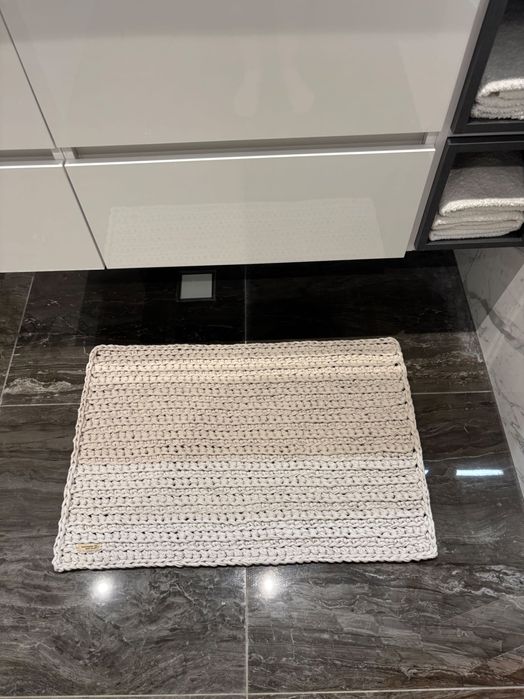 Комплект за баня,,Голямо килимче,малко килимче и панер.