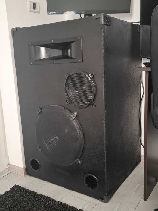 Boxă cu stație...