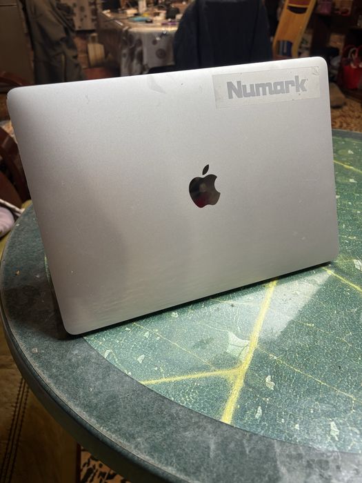 Macbook pro 13 (8/256)