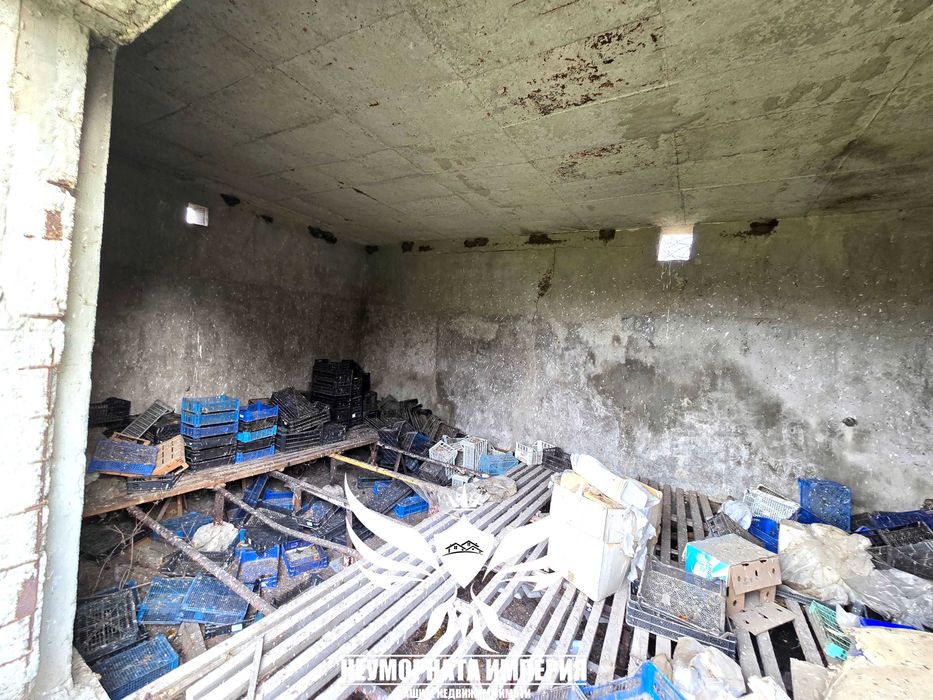 Продавам склад/селскостопански сгради 1450РЗП в имот 8700кв с.Боянци