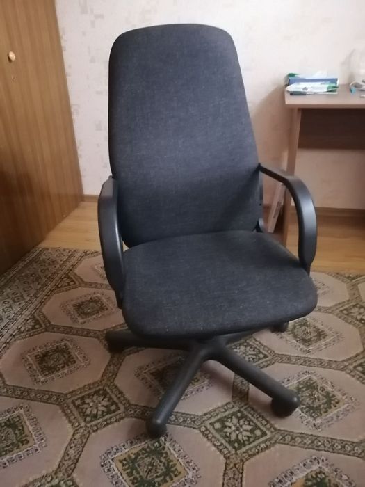Компьютерное кресло дипломат в хорошем состоянии цена 400.000сум
