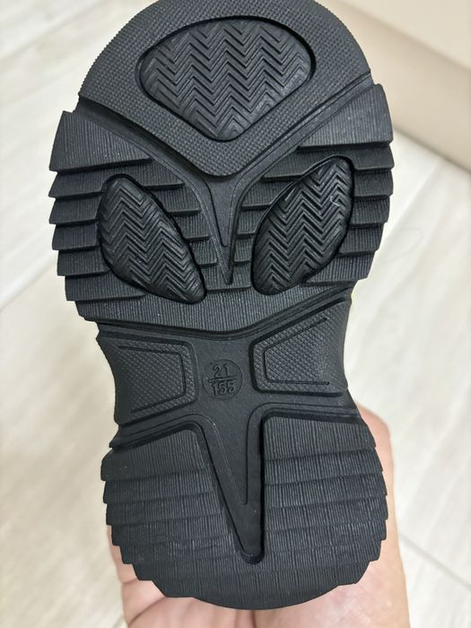 Продам детскую обувь новая