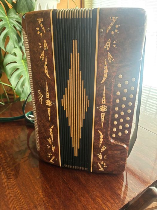 Продаётся гармошка.