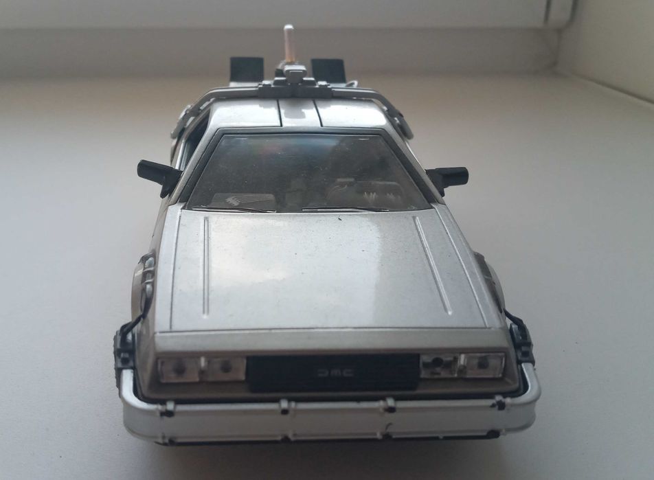 Делореан модель машины 1/32