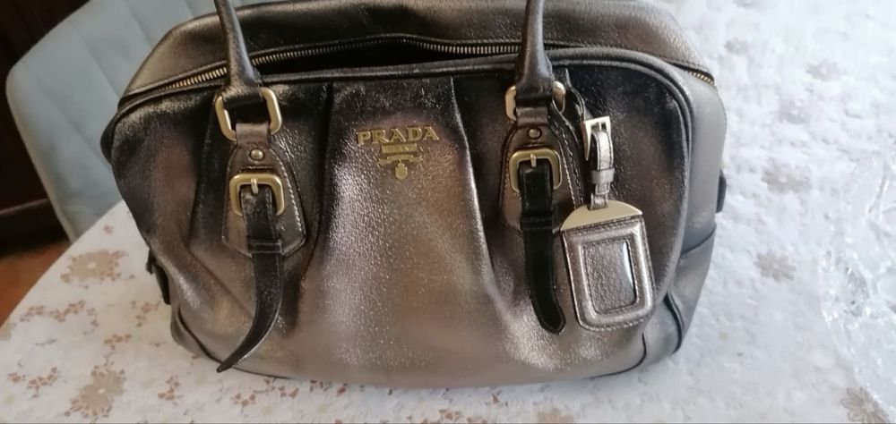 Дамска чанта Prada,оригинална,без никакви забележки ,в отлично сьстояние,естествена кожа,закупена в бутик Prada в Италия