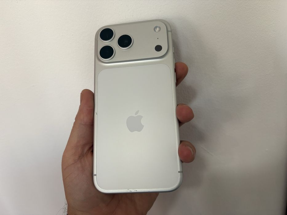 iPhone 17 Pro Max Silver.Pentru Piese \ Recarosare