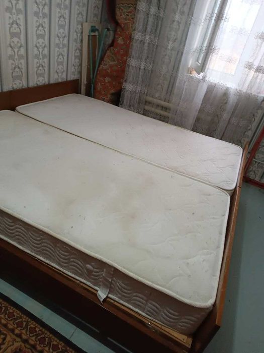 Две кровати с ортопедическими матрасами.