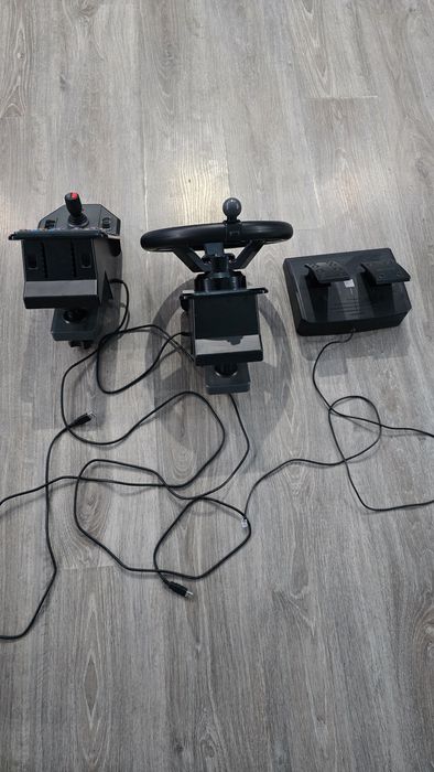 Volan cu pedale și consolă pentru simulatoare