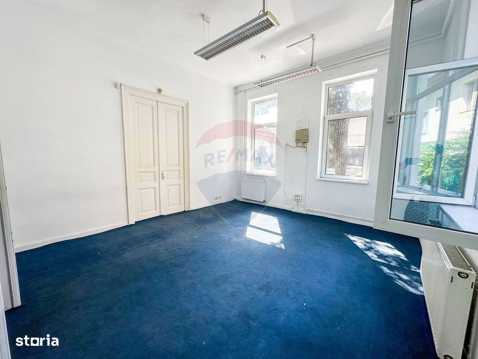 Spatiu comercial | doua cladiri, curte proprie | 300 mp |