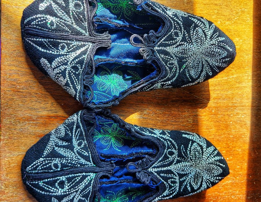 Бродирани родопски терлици