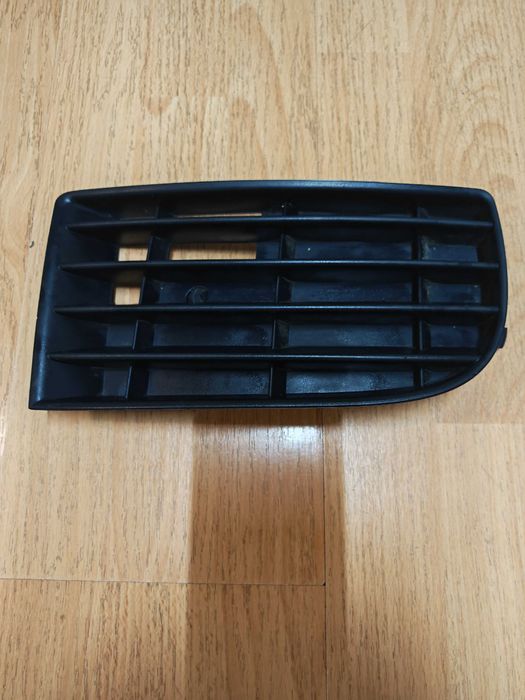 Grila bara fata dreapta Volkswagen Golf 5