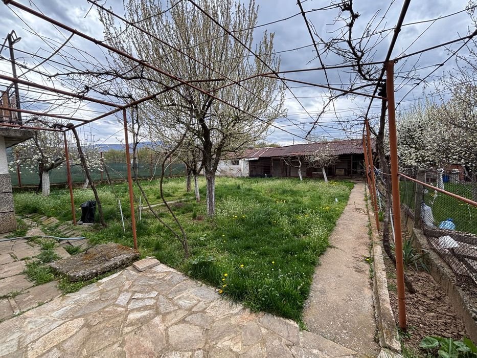 Самостоятелна къща с двор и гараж в Кюстендил