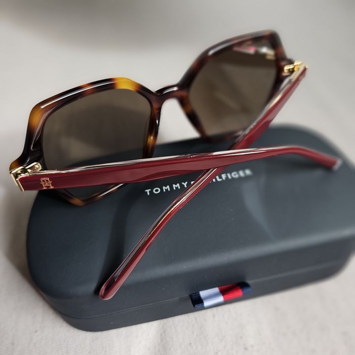 Дамски  оригинални слънчеви очила Tommy Hilfiger.Нови.130лв.