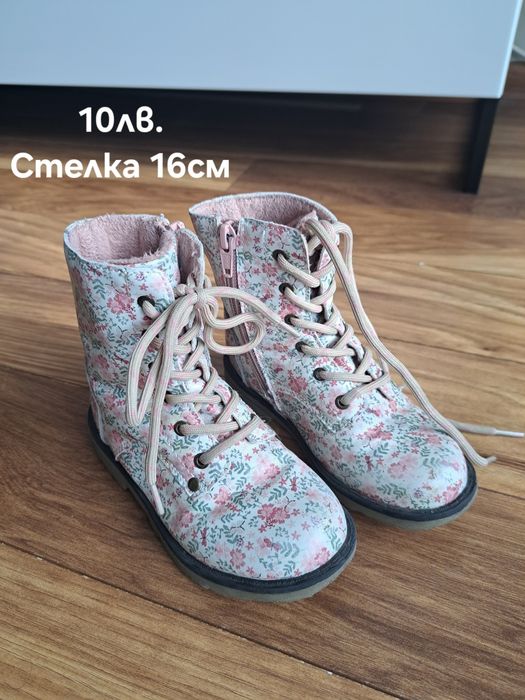 Запазени детски обувки.