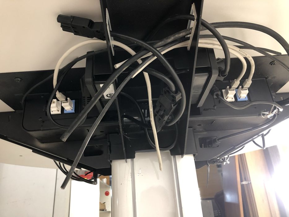 Masă Ședințe 150X170 cm Steelcase cu Organizatoare Cabluri Audio Video