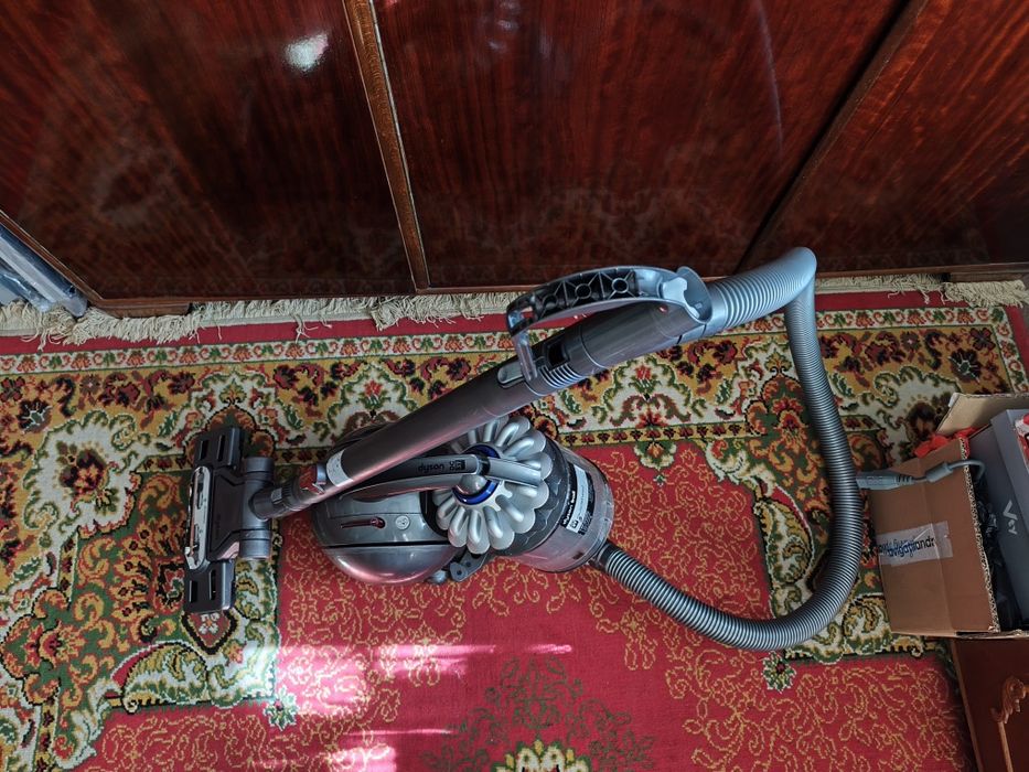 Aspirator fără sac Dyson DC 37