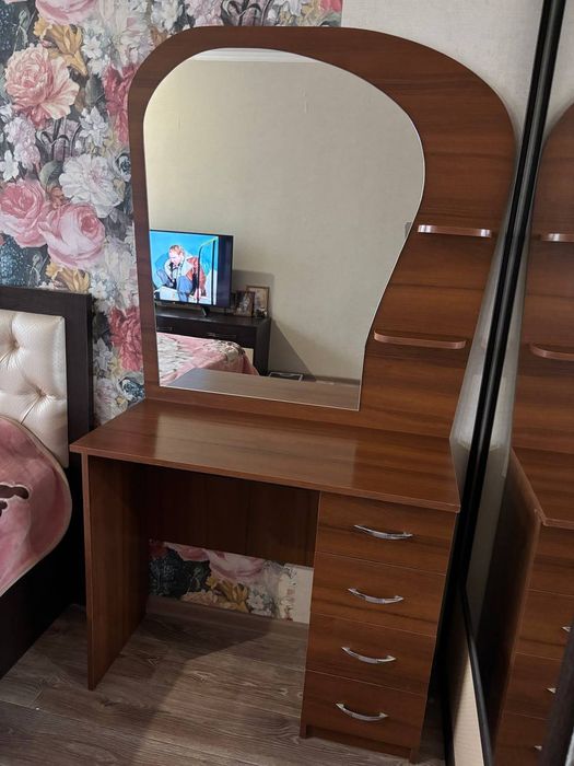 Продам  отличный трельяж