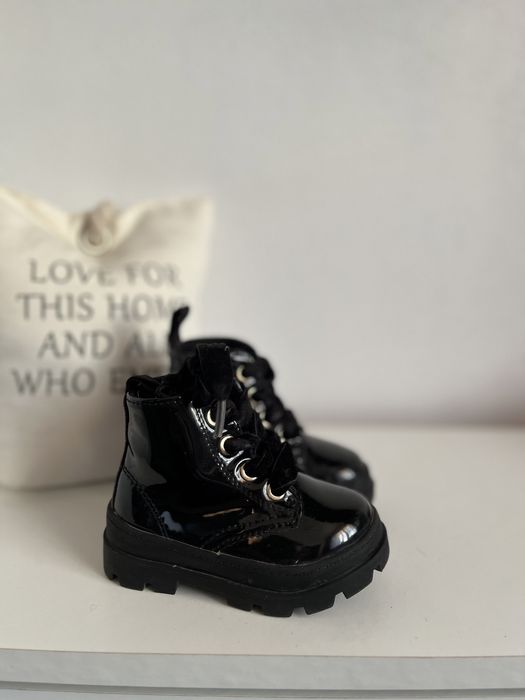 Ghetuțe lac H&M. Marimea 18/19